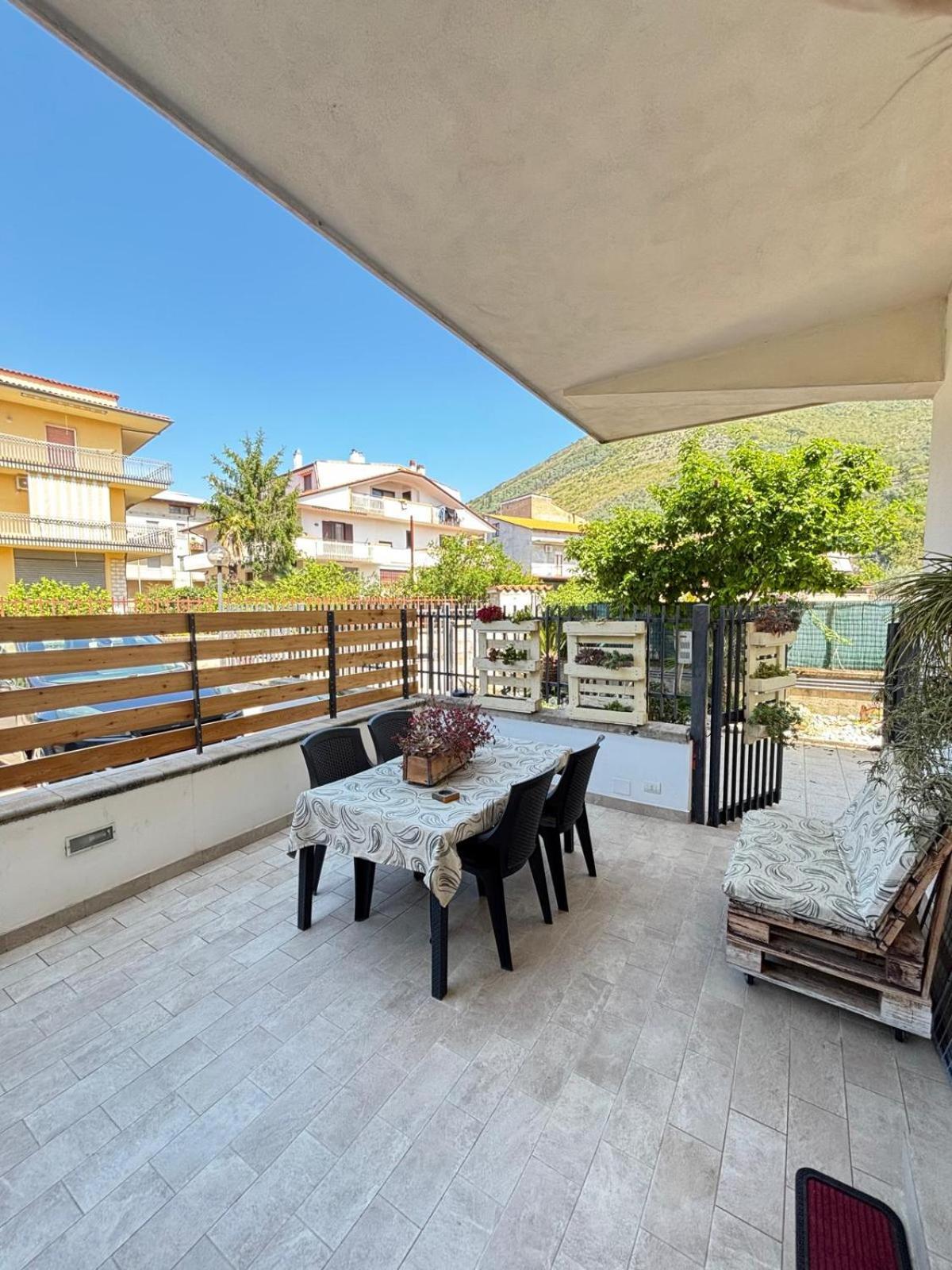 Vila J&M House Fondi Exteriér fotografie